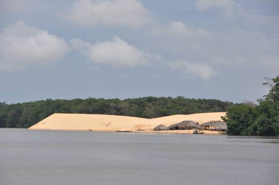 As primeiras dunas a aparecer, em Vassouras, na viagem pelo Rio Preguiças, entre Barreirinhas e Atins, nos Lençóis Maranhenses (MA)